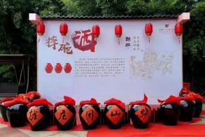 干了这一碗！CBA球员们抵达诸暨酒店后先干一碗酒再上楼