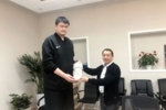 中国体育博物馆入藏姚明捐赠的签名运动鞋 并向他颁发了收藏证书